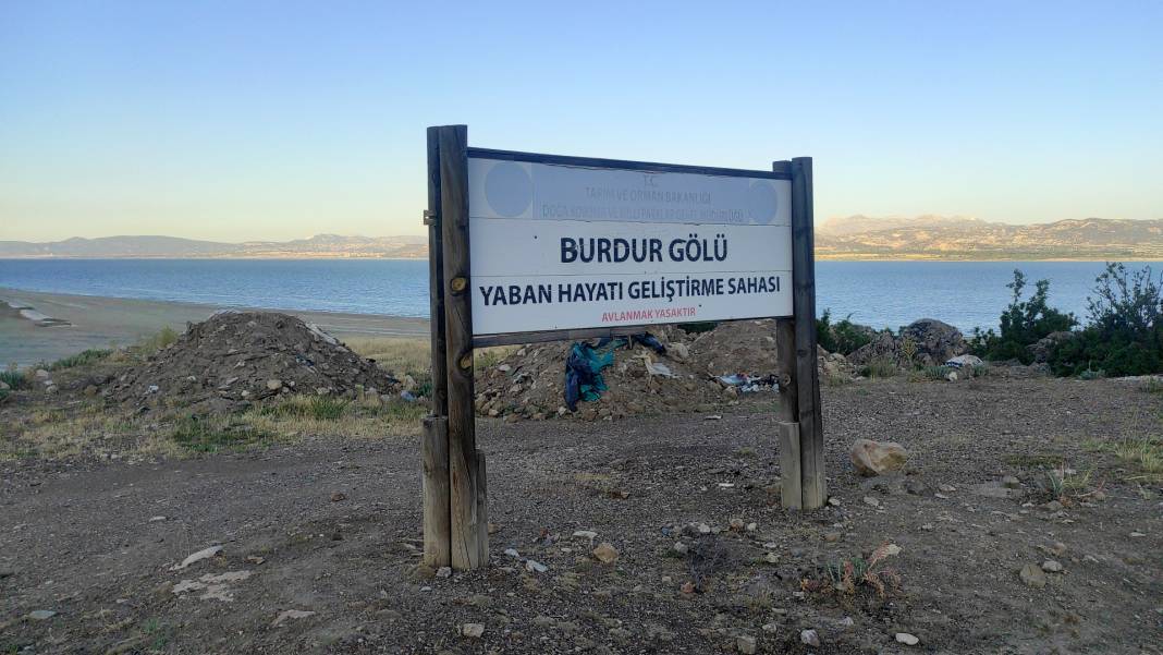 Burdur Gölü kenarına hafriyat ve atık döküldü 5